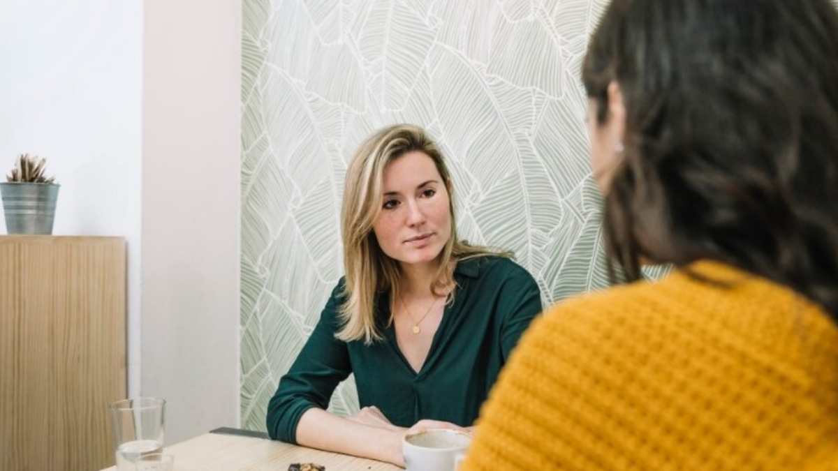 Pequenas atitudes, como lavar uma xícara, podem ser decisivas em processos seletivos. Elas mostram se o candidato está alinhado com a cultura da empresa.