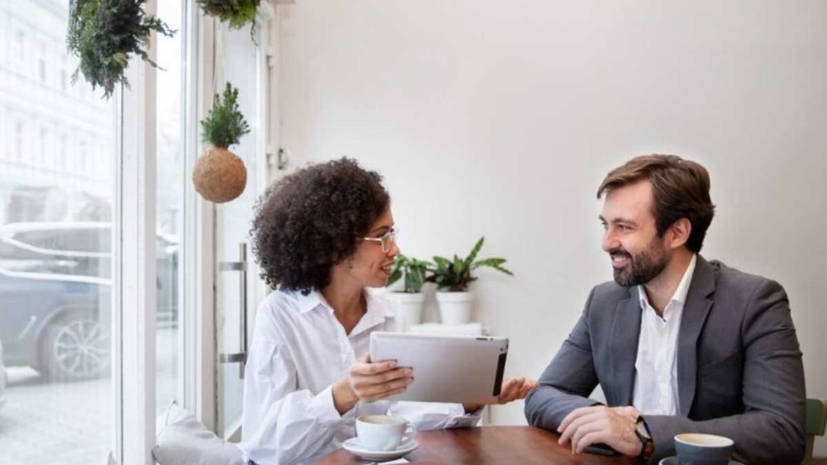 Para empresas, conhecimento técnico pode ser ensinado, mas a postura profissional vem do comportamento diário. Gestos simples refletem valores importantes.