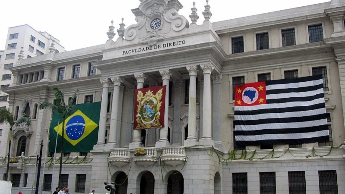 A atual sede da Faculdade foi construída na década de 1930, substituindo o antigo convento que abrigava a instituição desde sua fundação. Foto: Wikimedia Commons