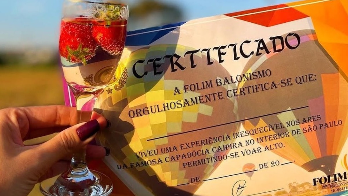 Para tornar o momento ainda mais especial, ao final do passeio, os passageiros recebem um certificado de voo e participam de um brinde com espumante para celebrar a experiência. Foto: Divulgação/Folim Balonismo