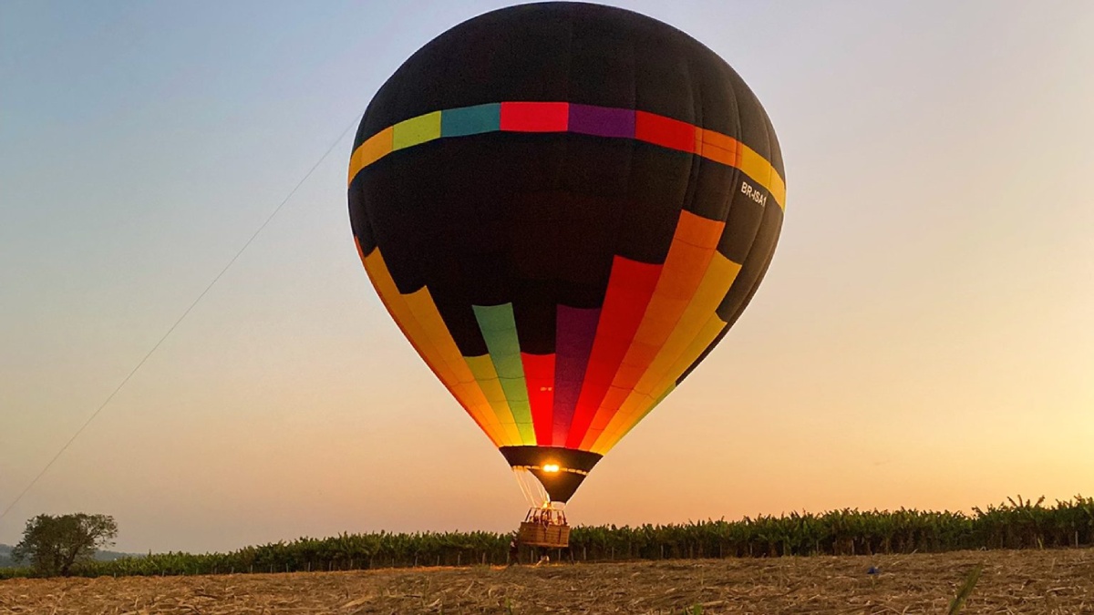 Quem estiver comemorando aniversário pode ainda solicitar uma faixa surpresa durante a decolagem e um bolo personalizado para grupos a partir de seis pessoas. Foto: Divulgação/Folim Balonismo