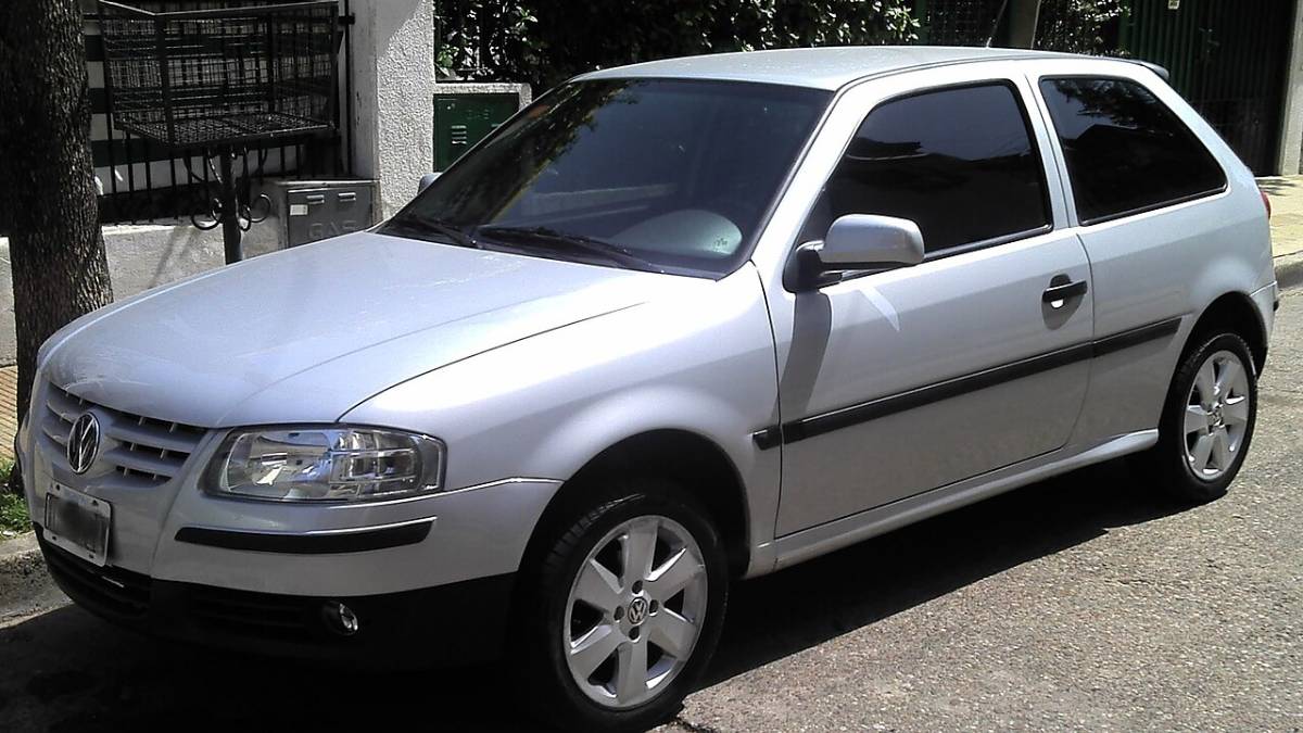 Uma das jogadas da Volkswagen para manter o Gol no topo foi ter a coragem de ir atualizando o veículo. Esse da foto é da quarta geração. Foto: Nicocoop/Wikimedia