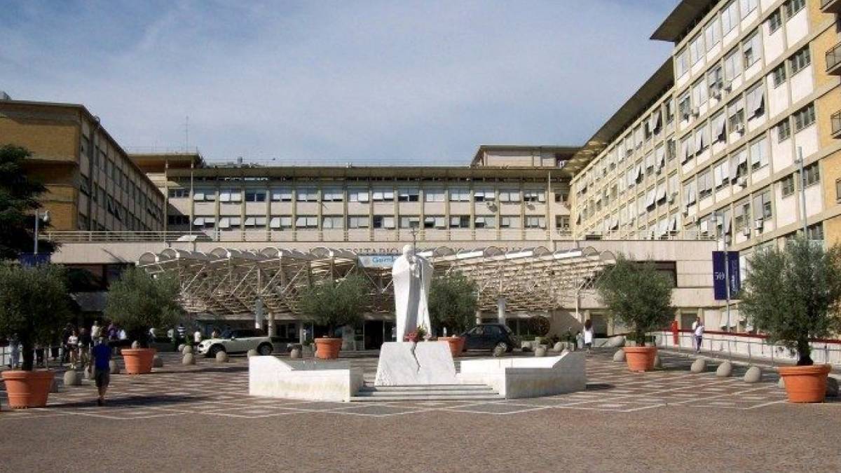 Construído em um terreno doado pelo Papa Pio 11 ao teólogo e médico Agostino Gemelli em 1934, o hospital ficou conhecido como o "Hospital dos Papas". Foto: Reprodução