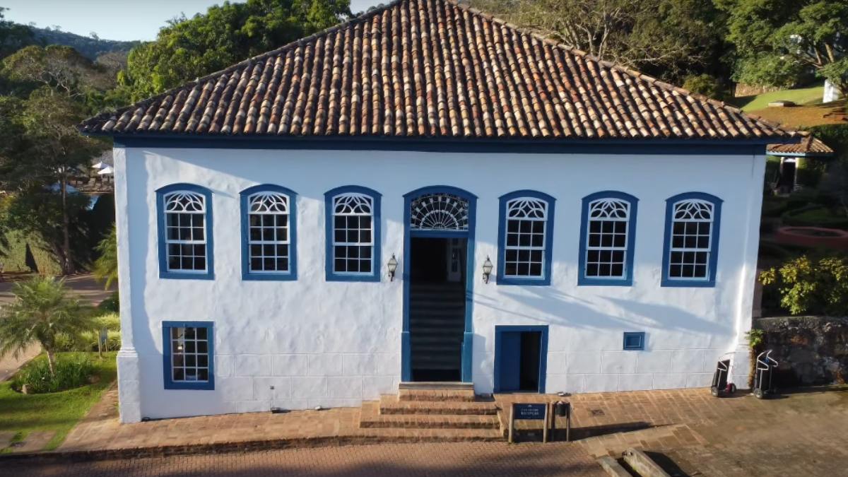 A história do hotel remonta ao século 19, quando ainda era a Fazenda Jaboticabal. No início do século 20, foi renomeado em homenagem a Dona Carolina, sua antiga proprietária. (Foto: Reprodução/Youtube)