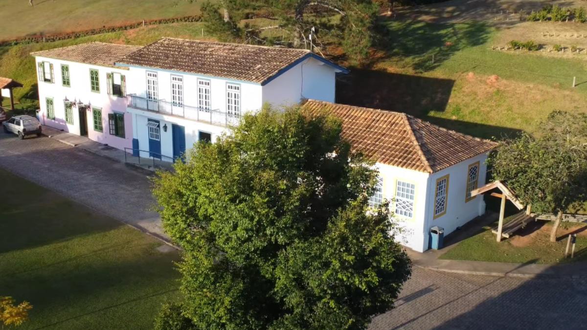 Nos anos 1990, os descendentes da família transformaram a propriedade em um luxuoso hotel fazenda. A restauração preservou a arquitetura e o mobiliário histórico. (Foto: Reprodução/Youtube)