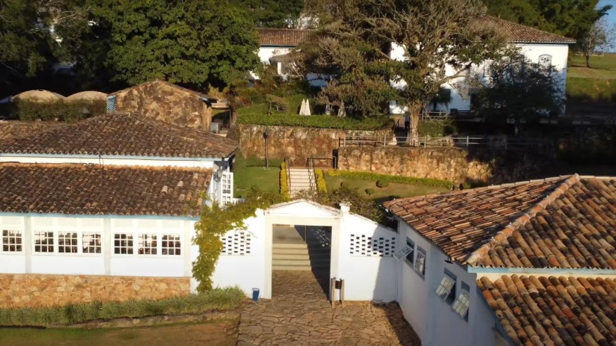 O hotel possui duas hípicas e tours especiais pelas produções de café e cachaça. No passeio do café, os visitantes acompanham todo o processo, da colheita à xícara.(Foto: Reprodução/Youtube)