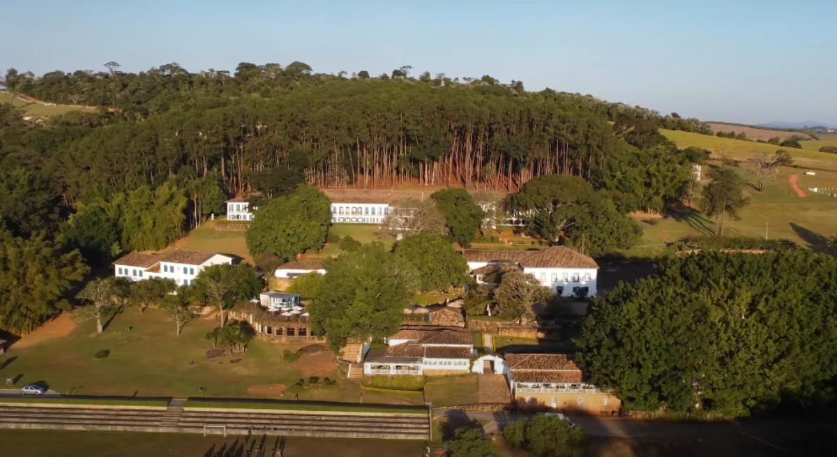 Já no tour da cachaça, o visitante conhece a destilação e o envelhecimento da bebida. O processo ocorre em tonéis de carvalho importados da Escócia. (Foto: Reprodução/Youtube)