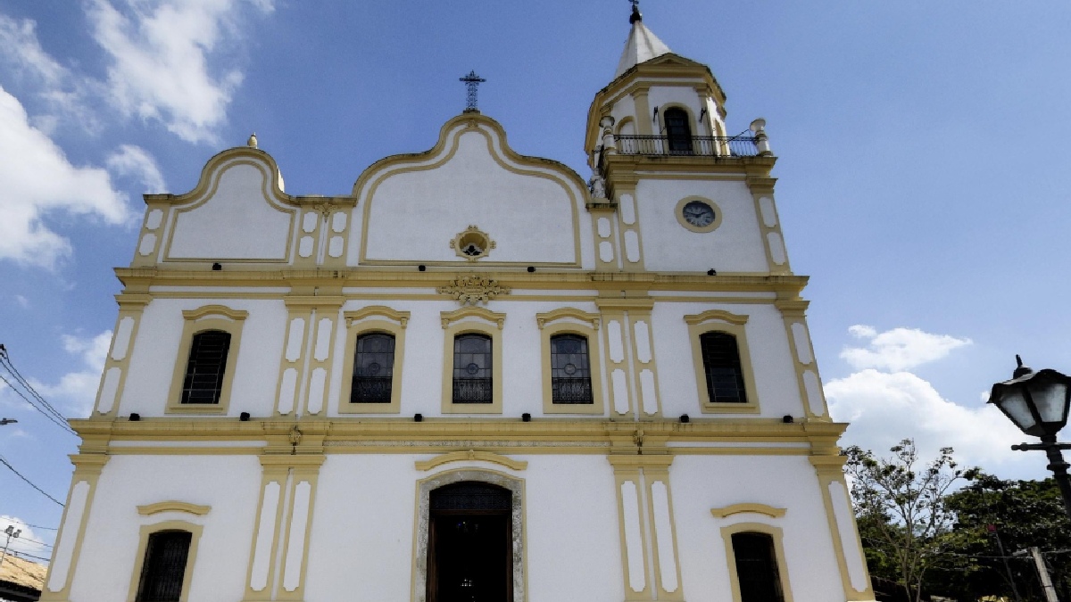 Para o turismo religioso, a Igreja Matriz de Santa Ana é considerada o marco mais importante da cidade. A construção é do século 19 em estilo eclético, com um piso de canela preta e altares que acompanham a antiga liturgia, anterior ao Concílio Vaticano II. Está localizada do Largo da Matriz, no centro - (Reprodução/Prefeitura Santana de Parnaíba)