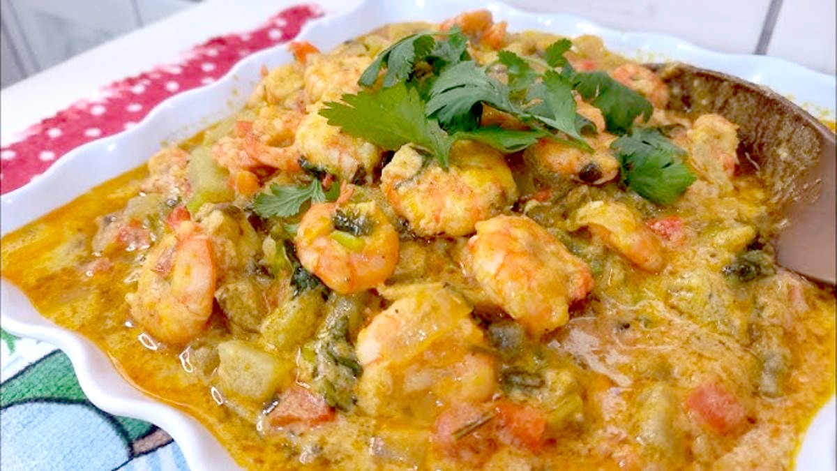 Moqueca Baiana é um ensopado de frutos do mar da Bahia que é temperado com leite de coco e óleo de dendê. Foto: Reprodução/Youtube