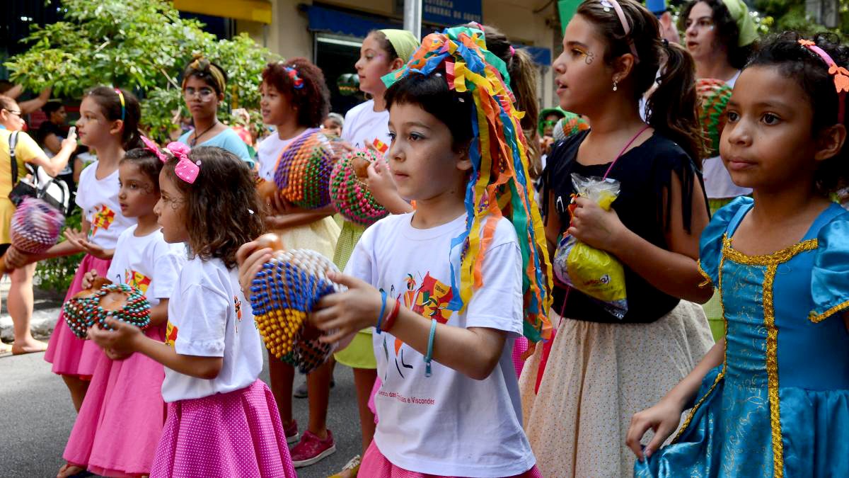 Para os familiares o mais difícil é inserir as crianças nessa grande folia. Foto: Rovena Rosa/Agência Brasil