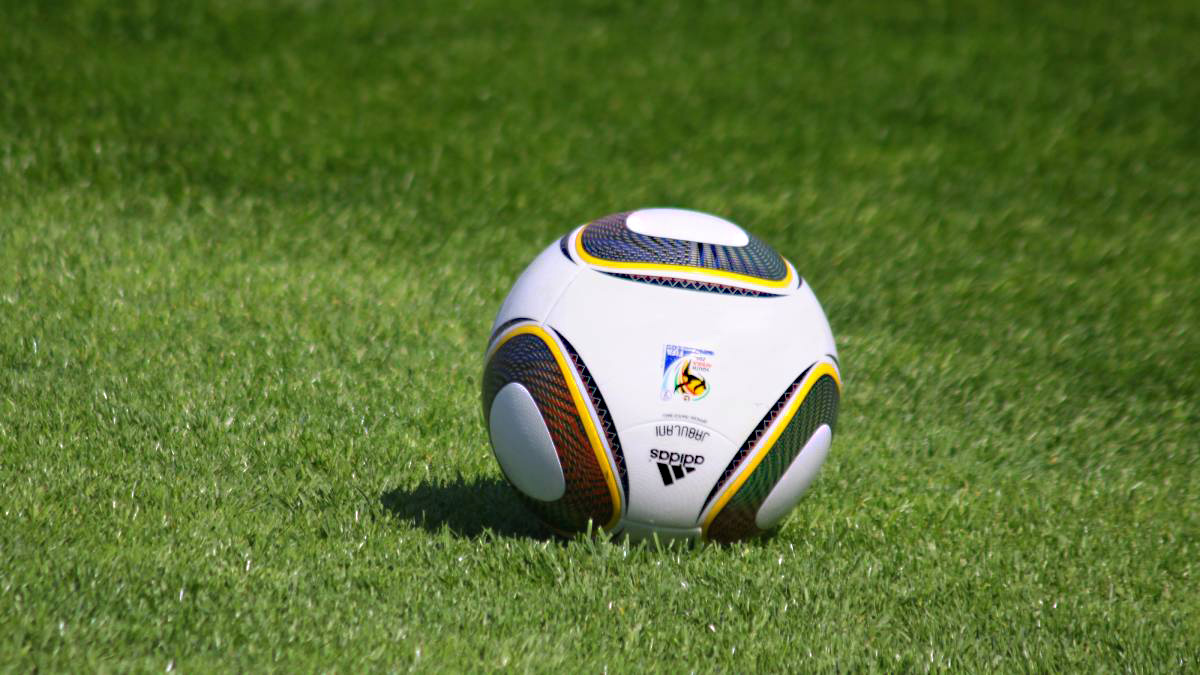 Para a Copa do Mundo 2010, durante a Copa do Mundo na África do Sul, a Adidas fabricou uma bola especial que acabou sofrendo uma enxurrada de críticas: a imortal Jabulani - (Depositphotos)