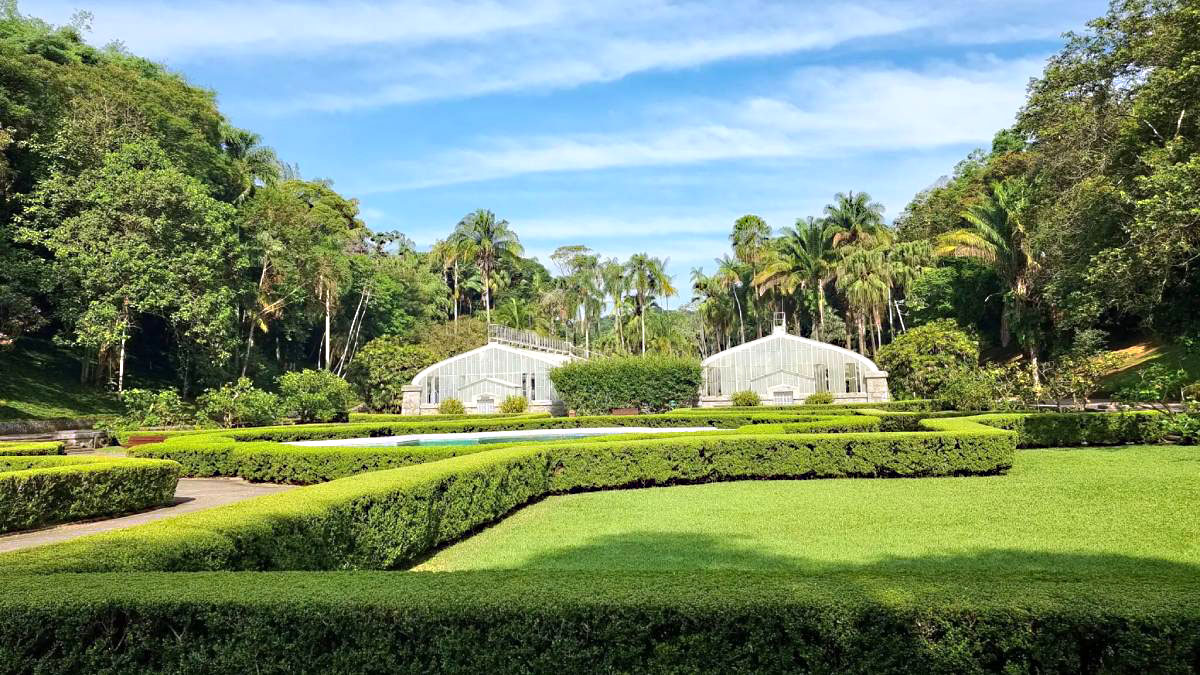 Jardim Botânico de São Paulo: Com uma extensa área de 360 mil metros², o Jardim Botânico abriga trilhas em meio a uma vegetação deslumbrante, um museu botânico, o Lago das Ninféias, o Túnel do Bambu e o Jardim dos Sentidos. Há 380 espécies de árvores e animais como preguiça, bugios, roedores e tucano-de-bico-verde vivendo livremente pelo jardim - (Divulgação)