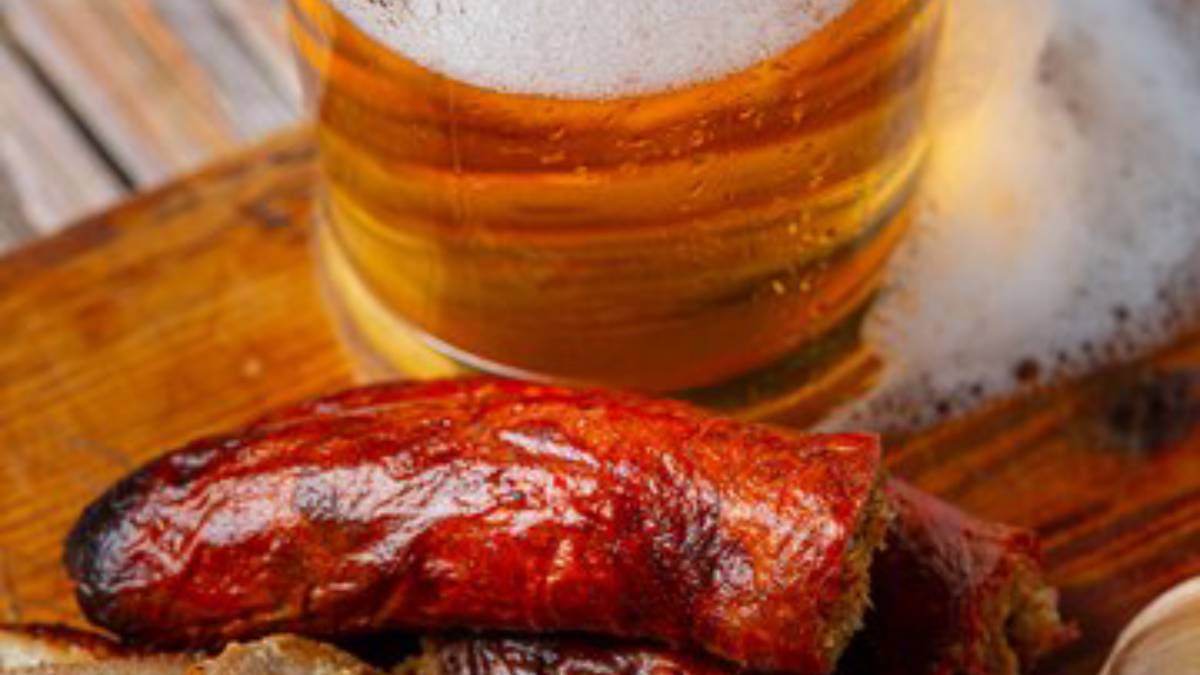 A linguiça cuiabana tem uma origem surpreendente: nasceu da receita de uma mineira que morava em Cuiabá. Seu nome homenageia a criadora, e não a cidade.