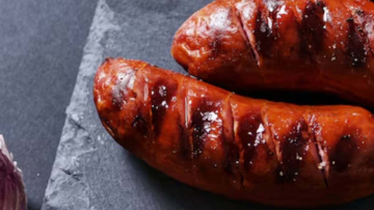 Tudo começou quando o pai de Clinger Ribeiro provou uma linguiça especial em Minas Gerais. Ao descobrir que a receita vinha de uma cozinheira cuiabana, decidiu levá-la adiante.