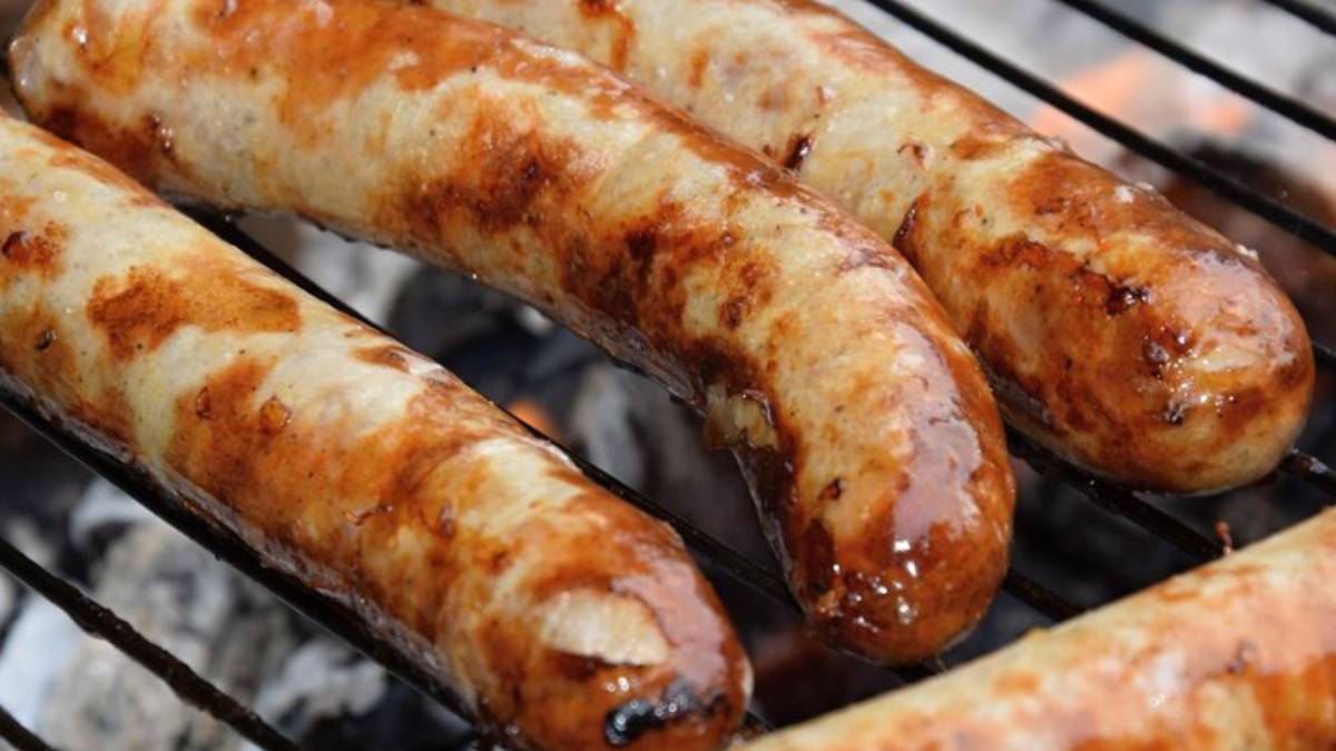 Clinger Ribeiro da Silveira se tornou o guardião da tradição da linguiça cuiabana. Desde a infância, ele se dedica a manter viva essa receita especial.