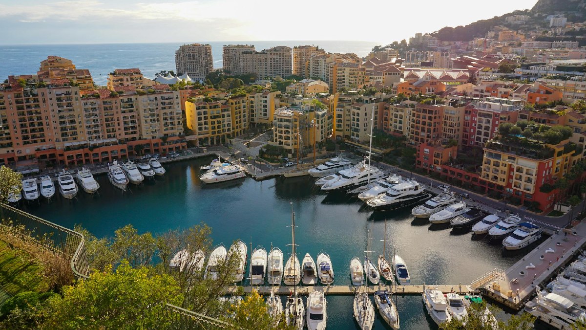 Mônaco - França: Mônaco é uma pequena cidade-Estado independente na zona costeira do Mediterrâneo, na França, situada na Riviera Francesa. Governado por uma monarquia, a cidade-Estado, possui uma economia baseada no turismo e nos serviços financeiros - (Ty DG/Pexels)