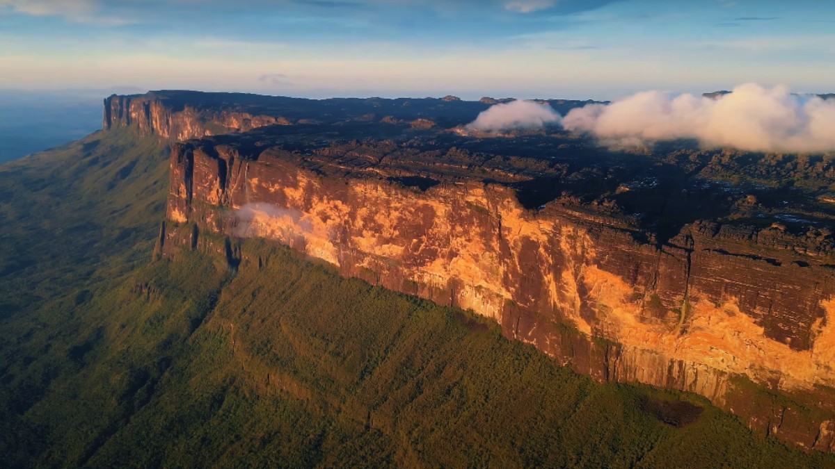 7. Monte Roraima - RR: O Monte Roraima, com seu topo plano de 2.734,9 metros, é um destino singular que combina paisagens únicas e histórias fascinantes na tríplice fronteira.