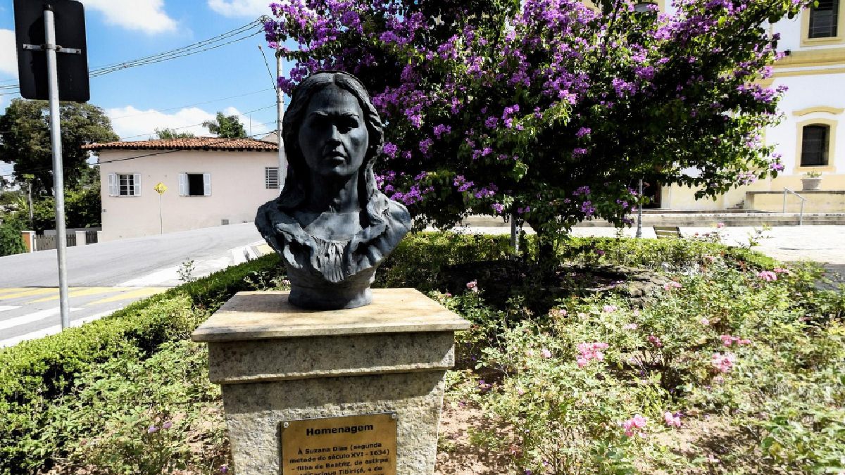 Outros atrativos também estão presentes na cidade, como o Monumento a Suzana Dias (uma das fundadoras da cidade) - (Reprodução/Prefeitura Santana de Parnaíba)