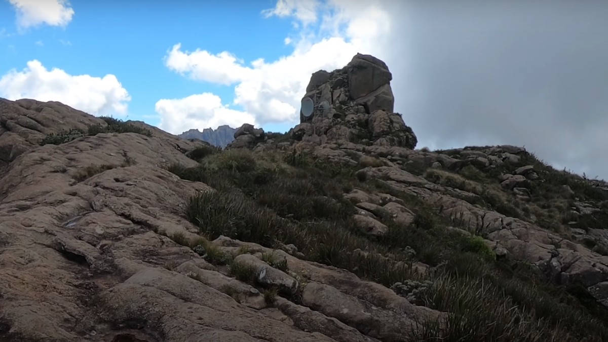8. Morro do Couto - RJ: Com 2.687 metros, o Morro do Couto oferece uma trilha leve e vistas espetaculares, sendo perfeito para iniciantes no Parque Nacional de Itatiaia.