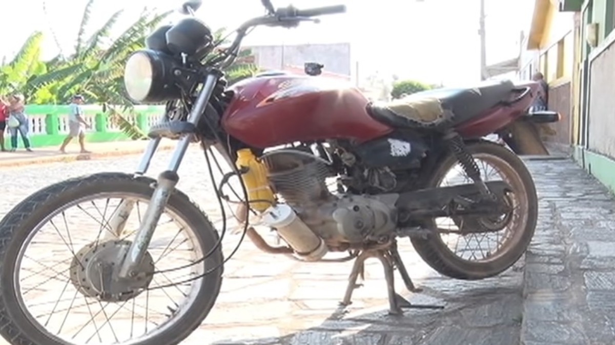Sandro desenvolveu um sistema utilizando água, soda cáustica, alumínio e uma bateria para alimentar o motor da moto. Foto: Reprodução/Youtube/Idolindo