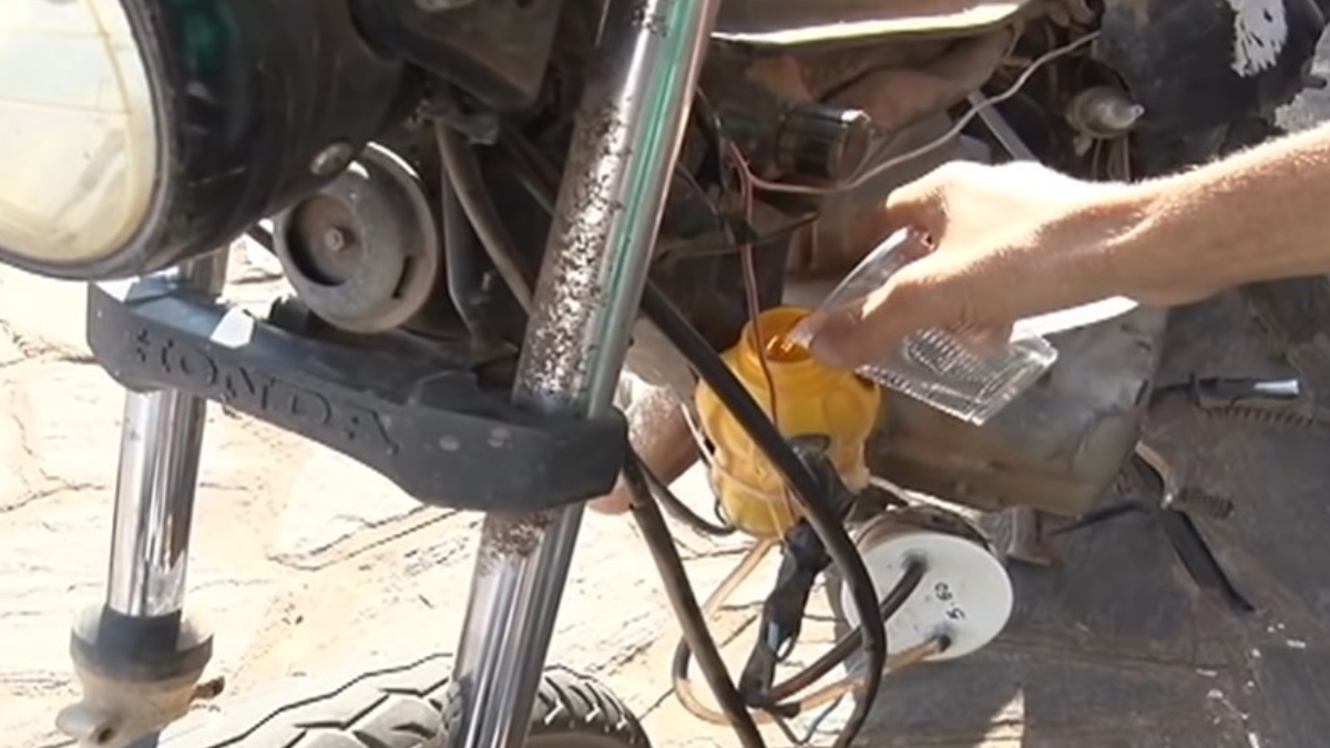 Em prova, o dono da moto colocou a água na garrafinha da moto e começou a andar pelas ruas. Foto: Reprodução/Youtube/Idolindo