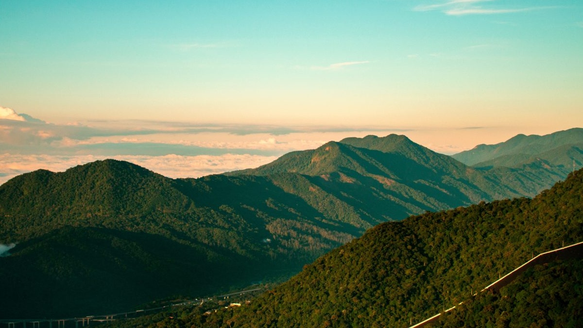 O Caminhos do Mar oferece uma experiência única e inesquecível em meio à natureza exuberante da Mata Atlântica, com locais cheios de significado histórico, vistas espetaculares e atividades físicas, recreativas e educacionais - (Divulgação/Caminhos do Mar)