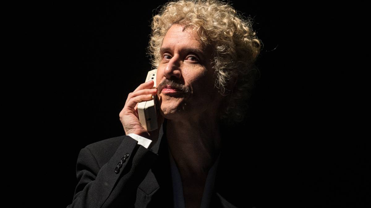 A comédia dramática se passa durante um programa de entrevistas ao vivo no teatro; o que era para ser apenas uma entrevista vira um jogo perigoso que revela os arquétipos da relação entre mãe e filho. Foto: Adriano Dória/Divulgação
