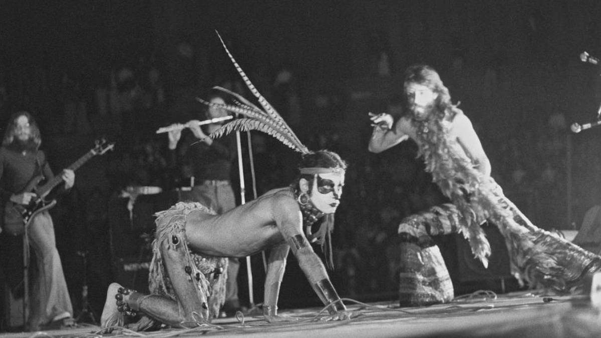 Dividida em seis áreas, a exposição exibirá centenas de elementos têxteis usados pelo artista, como figurinos e adereços de shows (da década de 70 até os anos 2000), marcas registradas de Ney, além de videoclipes, documentos, capas de álbuns, pôsteres e CDs. Foto: Ary Brandi/Divulgação