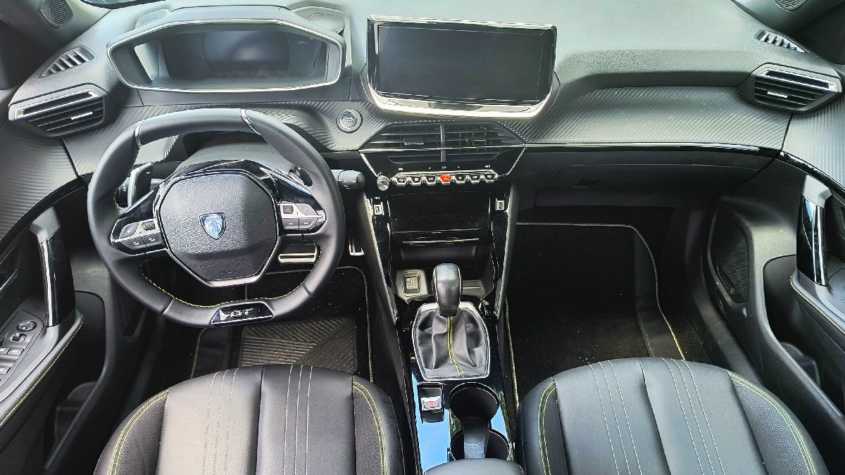 É bem provável que a união do motor T200 com o carro seja melhor com o 2008 do que em outros modelos também equipados com o turbo de três cilindros da Stellantis. Foto: Gabriel Dias/Divulgação