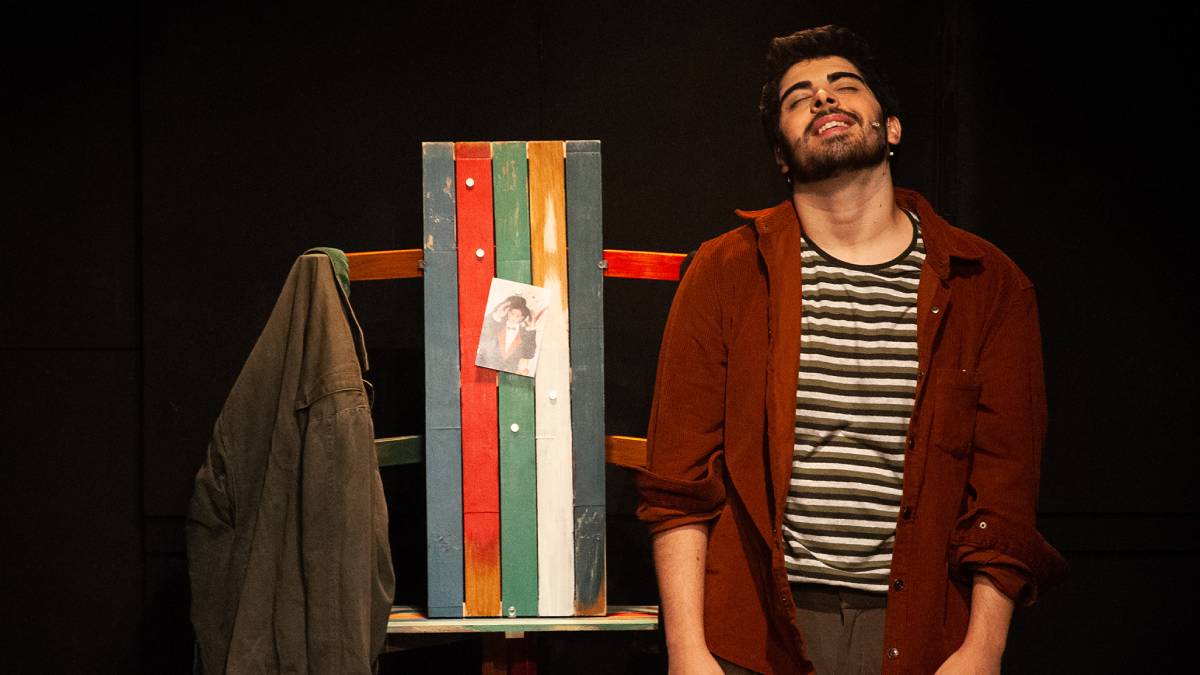 Escrita e interpretada pelo premiado dramaturgo e ator Vitor Rocha, a peça recebeu duas indicações ao 'Prêmio Destaque Imprensa Digital', incluindo na categoria de 'Roteiro Original', e três indicações ao 'Prêmio FITA', incluindo 'Melhor Espetáculo'. Foto: Victor Miranda/Divulgação