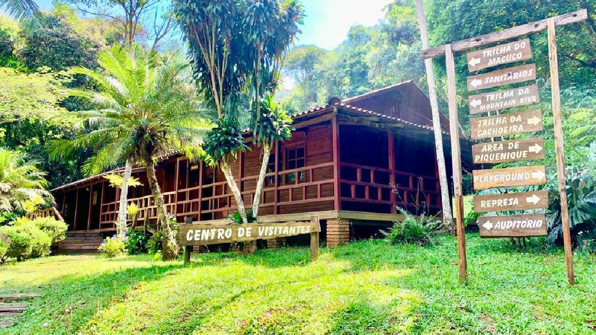 Cachoeiras não possuem área extensa, mas todas formam pequenas piscinas naturais que você pode entrar para se refrescar e aproveitar em dias de calor. Foto: Reprodução/Urbia Parques