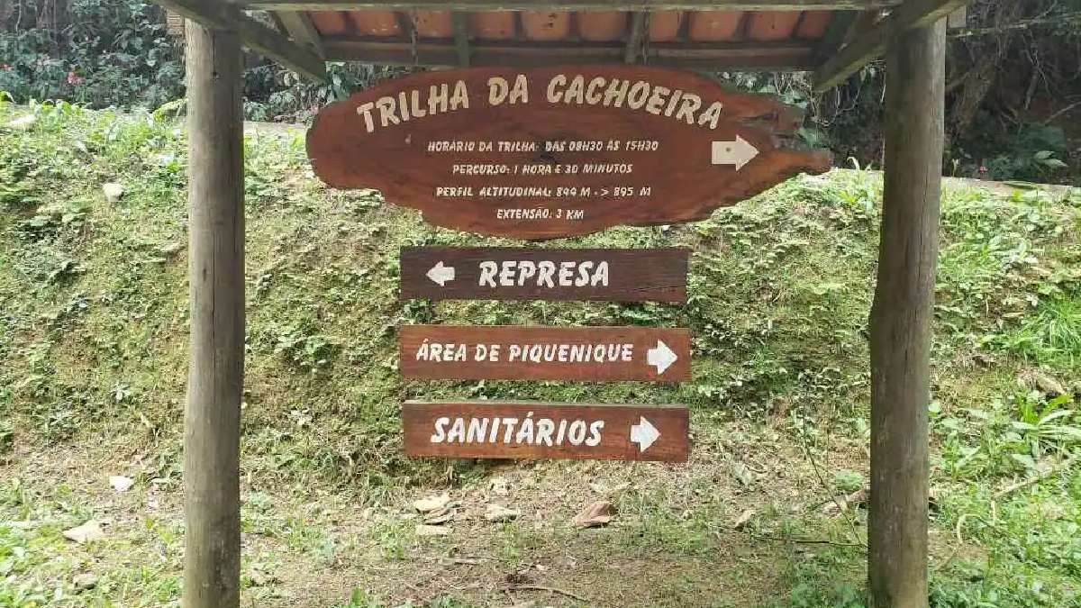 Trilha circular de cerca de três quilômetros cruza diversas vezes o ribeirão do Engordador. Foto: Divulgação/Eu Fui Blog