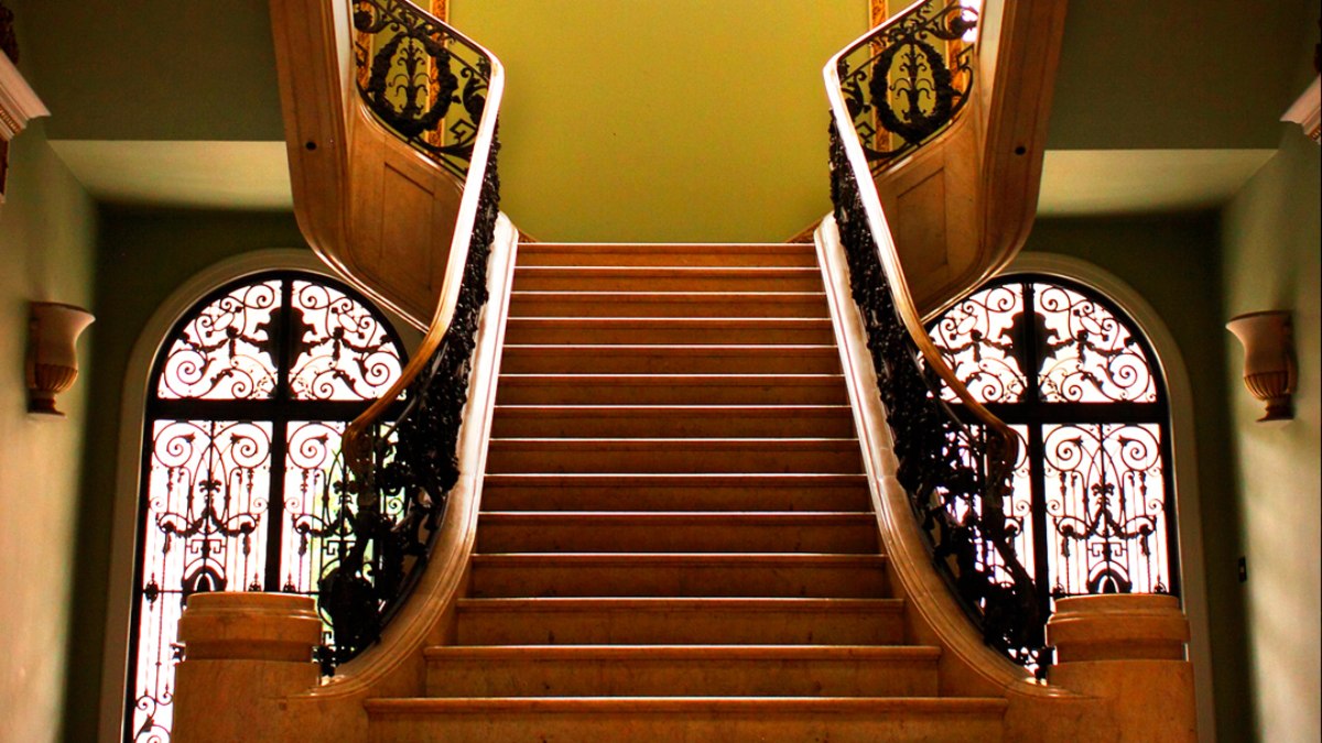 Rico em detalhes, o Palácio Victor Hugo foi construído em 1920. /Foto: Divulgação