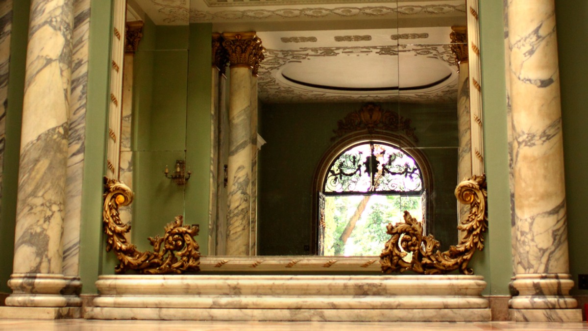 Palácio Versales possui um piso de mármore Travertino e uma sala inspirada na sala Voltaire. /Foto: Divulgação