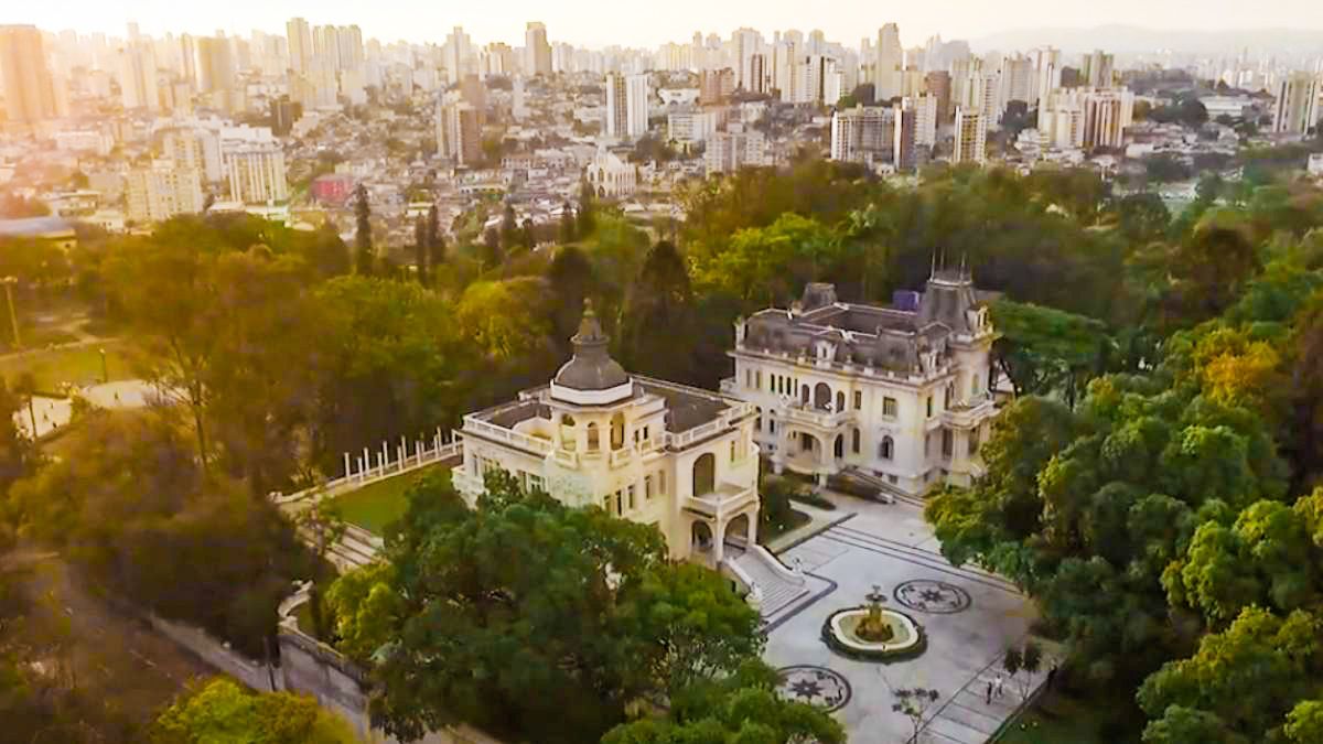 O nome Palácio dos Cedros vem do seu belo jardim. Cedros são árvores típicas do Líbano, país de origem dos Jafet. (Foto: Reprodução/Youtube)