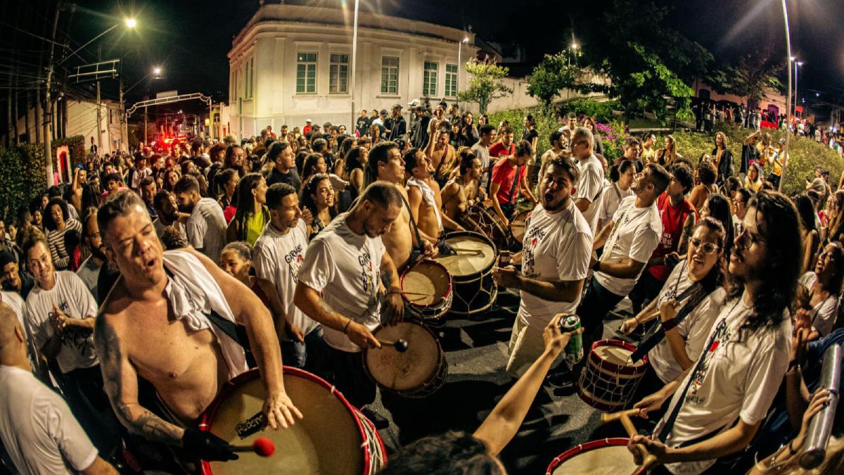 Festa começa com a noite dos fantasmas do tradicional Samba de Bumbo Grito da Noite. /Foto: Divulgação/Secom