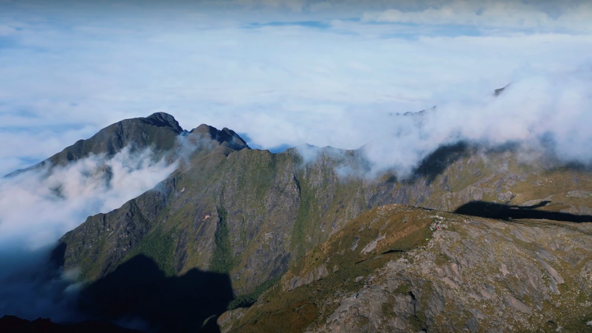4. Pedra da Mina - SP/MG: Na Serra da Mantiqueira, a Pedra da Mina, com 2.798,2 metros, encanta aventureiros com suas paisagens deslumbrantes e sua subida desafiadora.