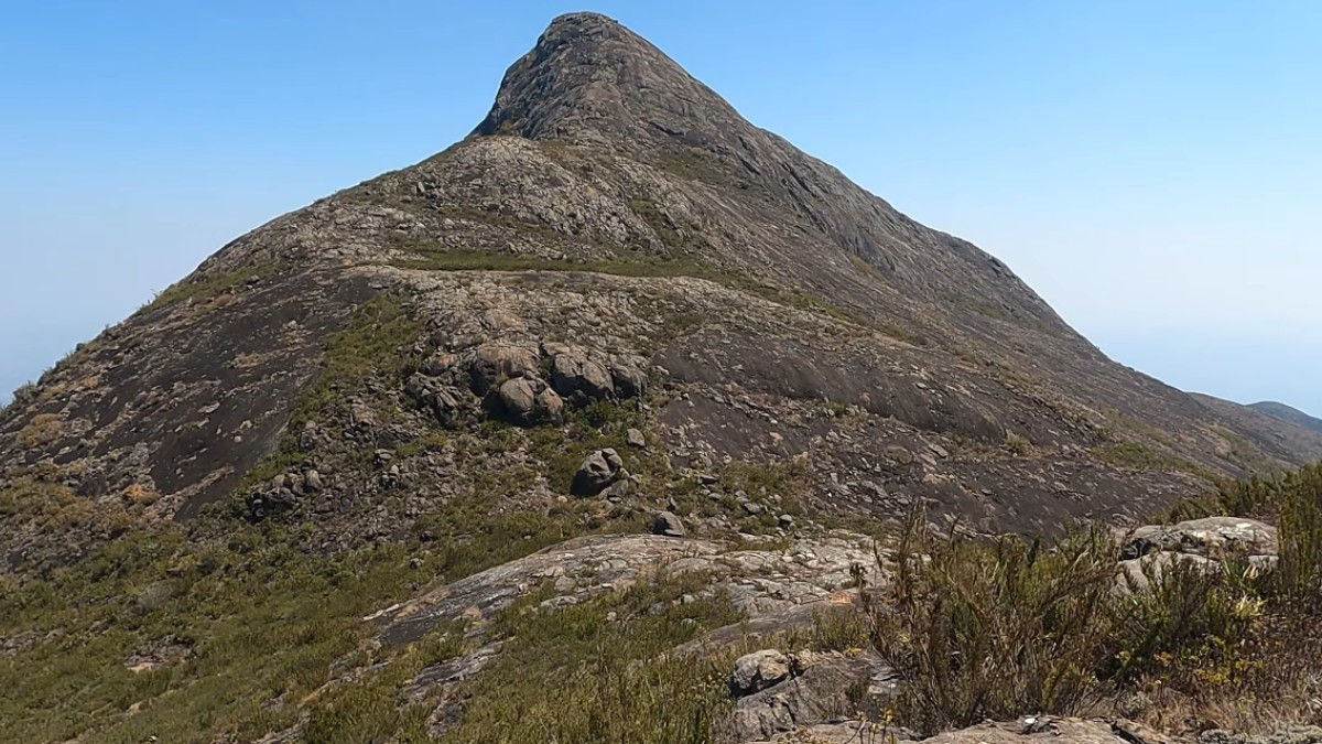 6. Pico do Cristal - MG: O Pico do Cristal, com 2.769,1 metros, impressiona pelas formações de quartzo e é uma parada imperdível para quem explora a Serra do Caparaó.