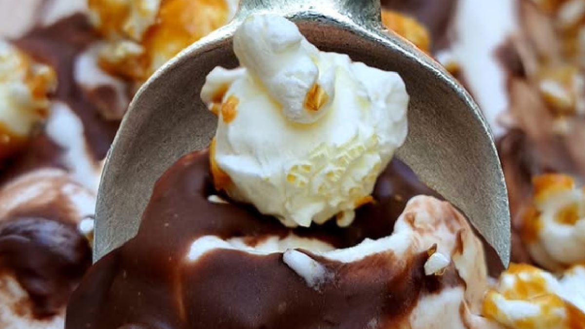 Além da alta qualidade do produto, como pioneiro no mercado, o local também investe em sabores 'fora do comum'. Tem gorgonzola com doce de leite, tomate com manjericão servido como porção, pipoca caramelizada ao chocolate, entre outros tantos - (Reprodução/Instagram Solaretto Sorvetes)