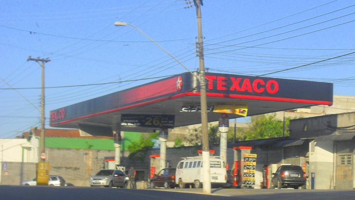 Devido a forte aliança entre Chevron e Ipiranga, espera-se que essa reentrada impulsione a competitividade, beneficie os consumidores e fortaleça a rede de postos Ipiranga. Foto: Wikimedia Commons