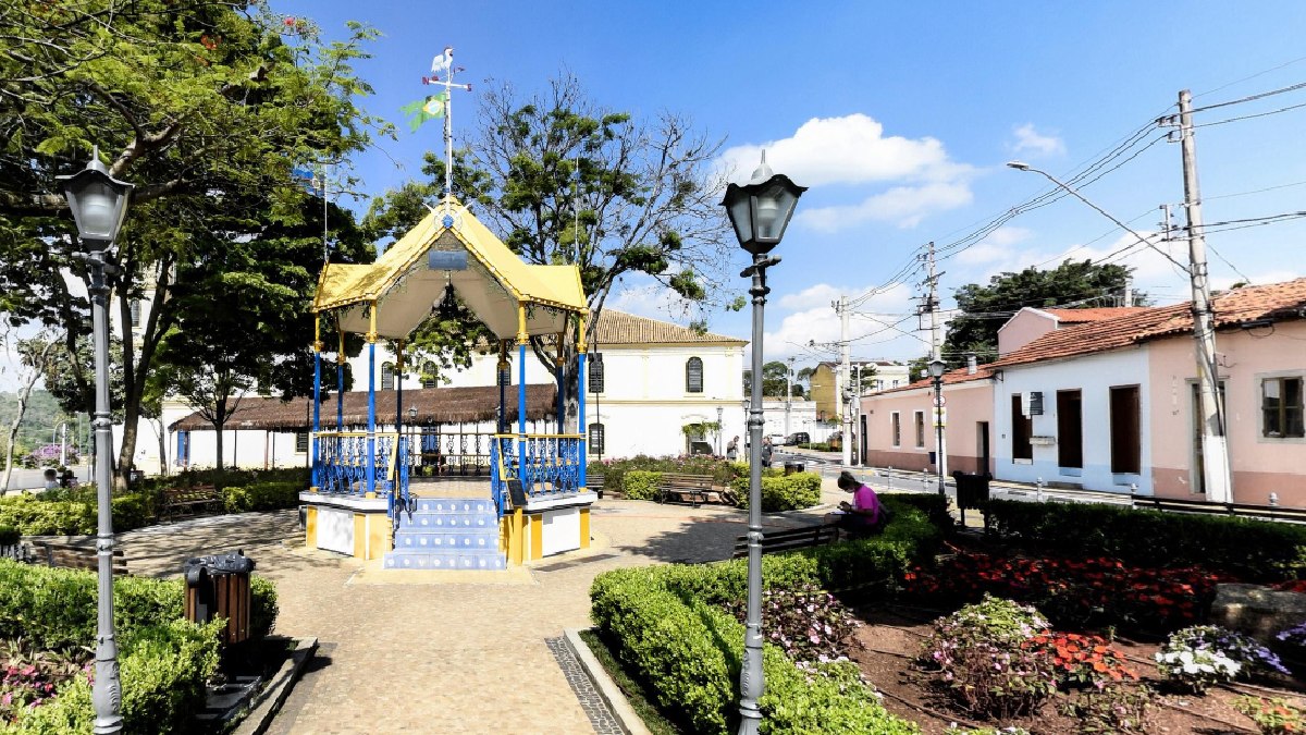 A praça principal é a 14 de novembro, com uma aparência charmosa, que permite aos visitantes repousarem em contato com a natureza e colocarem o papo em dia. Ao redor da praça, há ainda restaurantes e bares para matar a fome e sede de todos - (Reprodução/Prefeitura Santana de Parnaíba)
