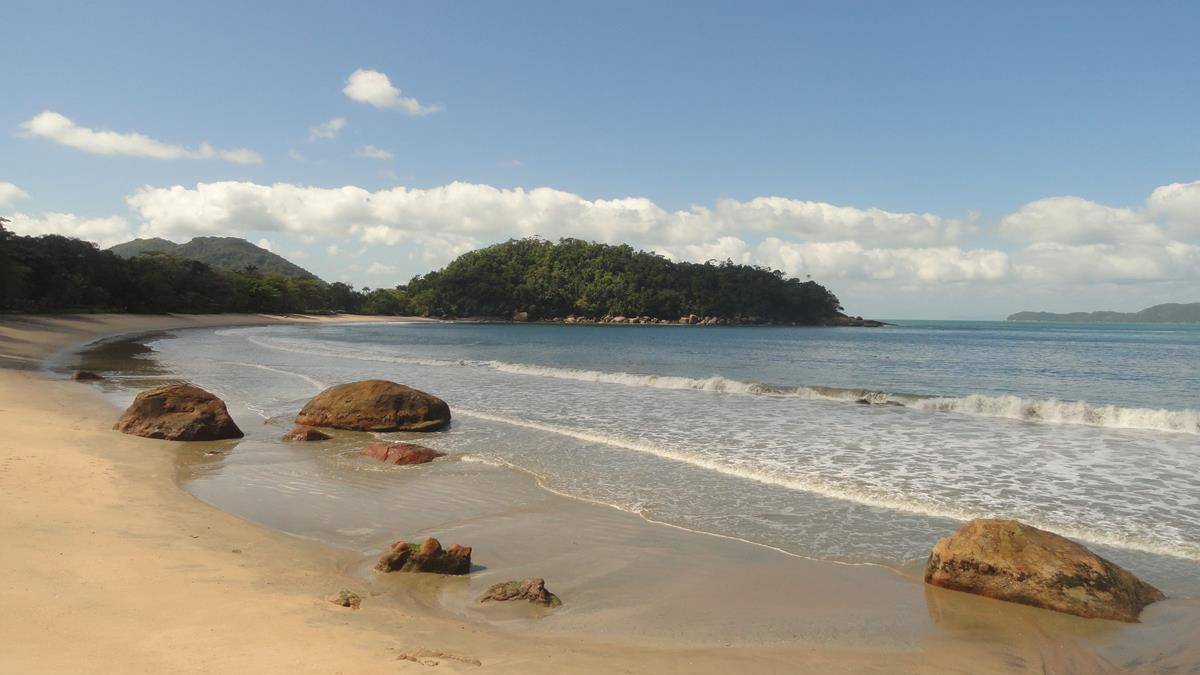 Com costeiras rochosas e um mar calmo, a praia Domingos Dias conta com uma faixa de areia de 400 metros. Foto: Divulgação/PMU