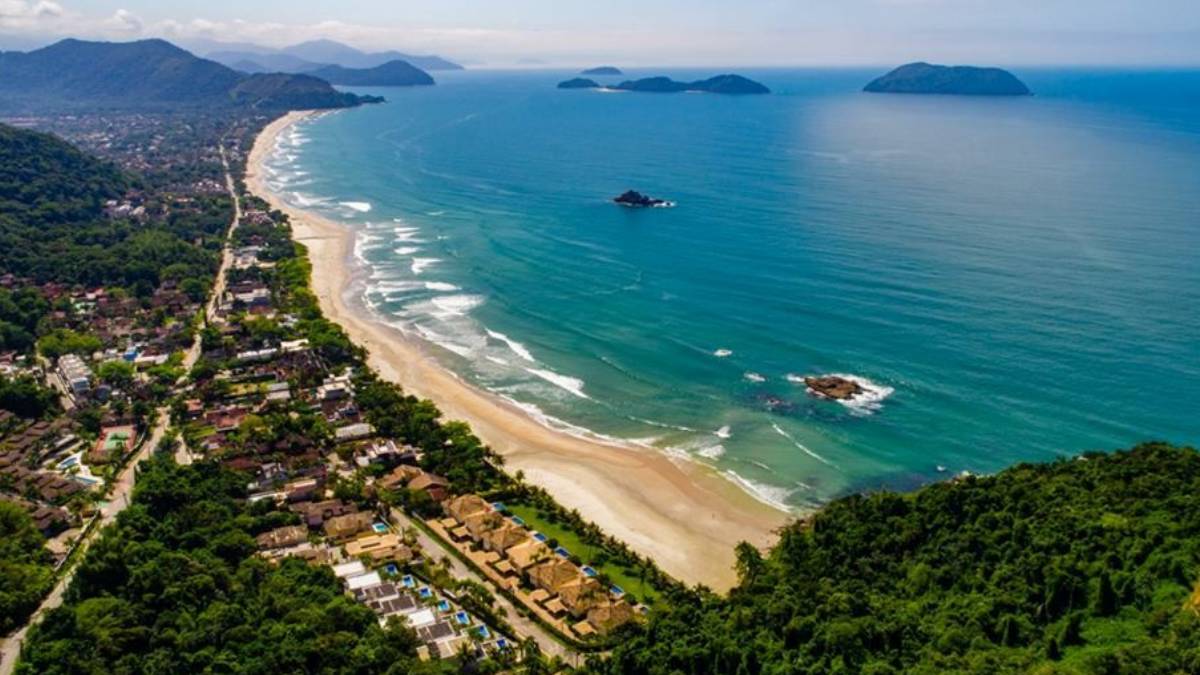 Praia de Juquehy, em São Sebastião, tem três quilômetros de extensão. Foto: Marcos Bonello/Setur - São Sebastião