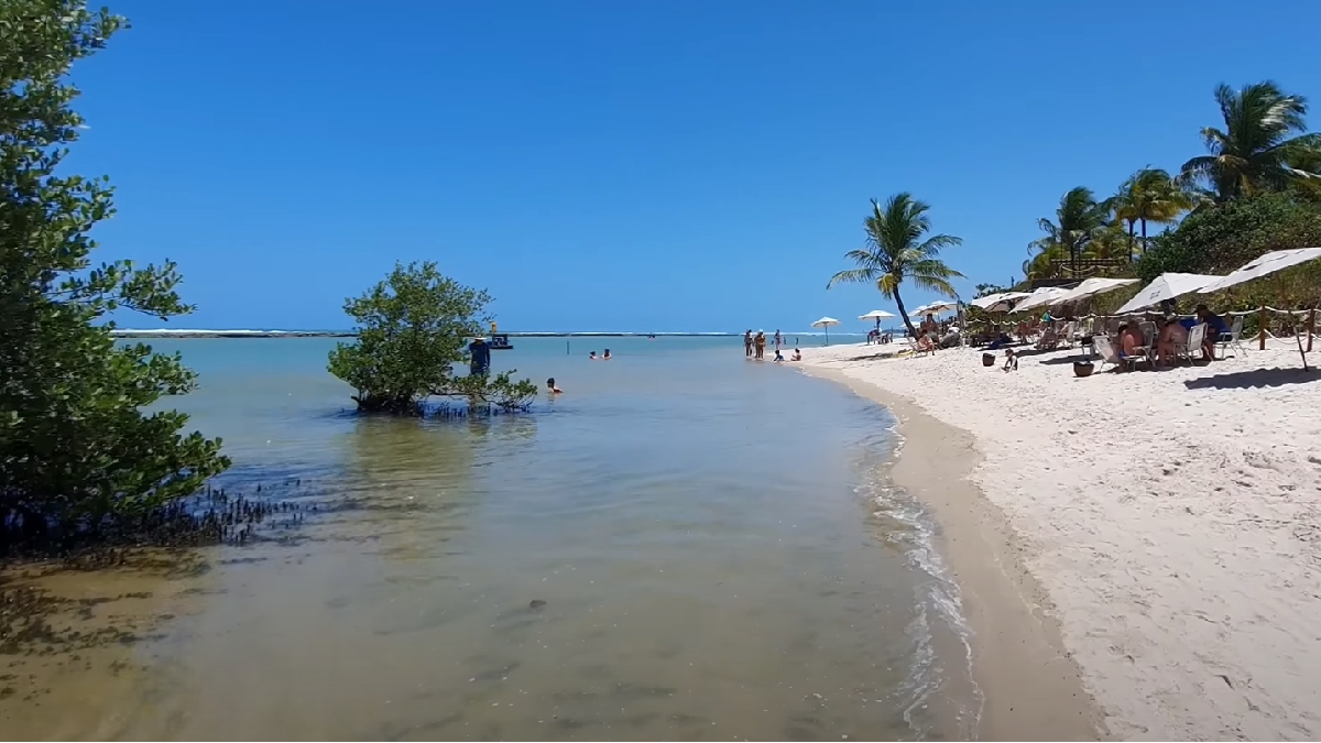 Foi eleita uma das 25 melhores praias do mundo pela Travellers' Choice - (Reprodução/Youtube)