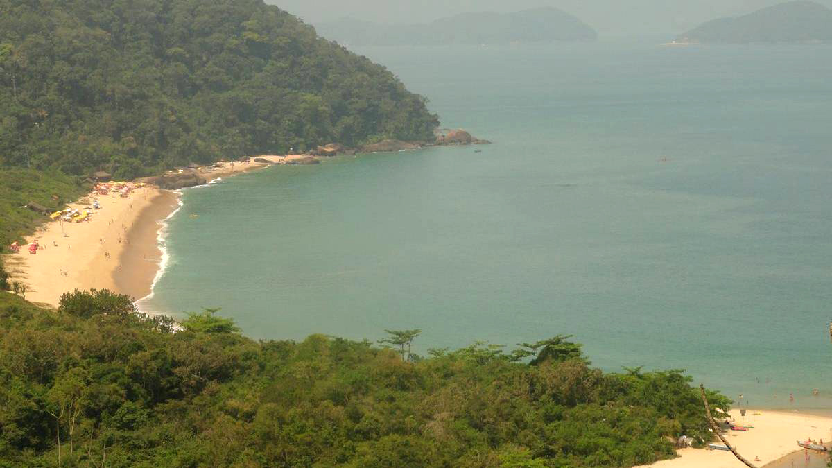 Praia de Prumirim é um dos lugares mais lindos em Ubatuba e um excelente passeio para quem curte a natureza. Foto: Divulgação/PMU
