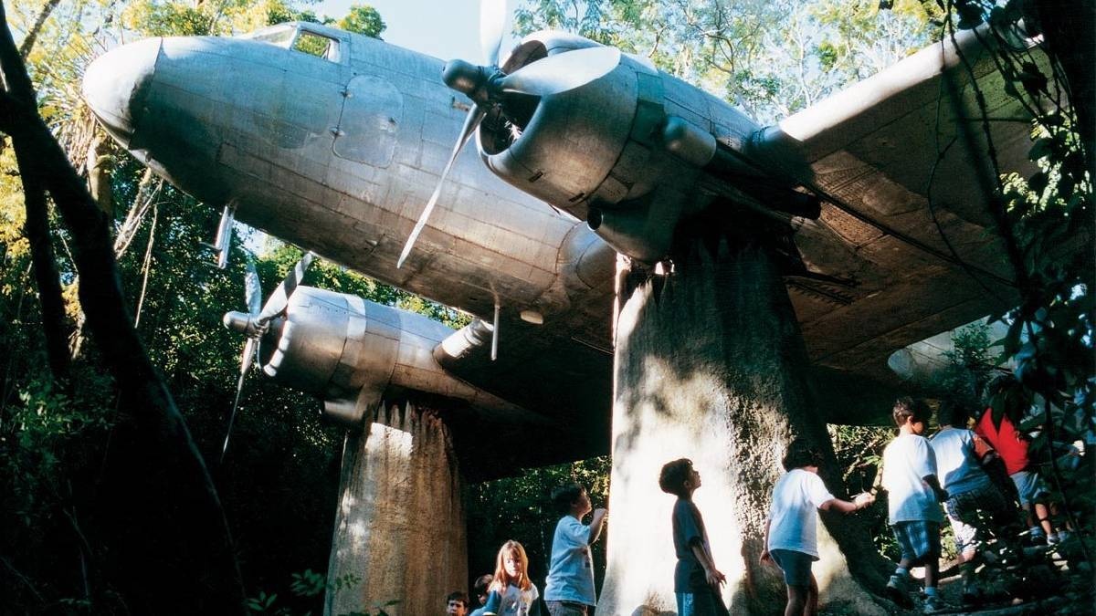 Elo Perdido: Os visitantes são envolvidas em uma narrativa fictícia da queda de um avião no meio da mata de anos atrás. Na aventura, os envolvidos encontram a aeronave, que teria pertencia a paleontólogos durante uma expedição. Durante o trajeto é encontrado também um enorme esqueleto de um Tiranossauro Rex - (Divulgação)