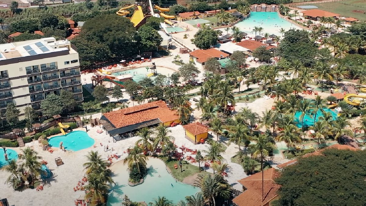 As crianças têm um espaço especial com playgrounds e recreação monitorada para garantir a diversão.