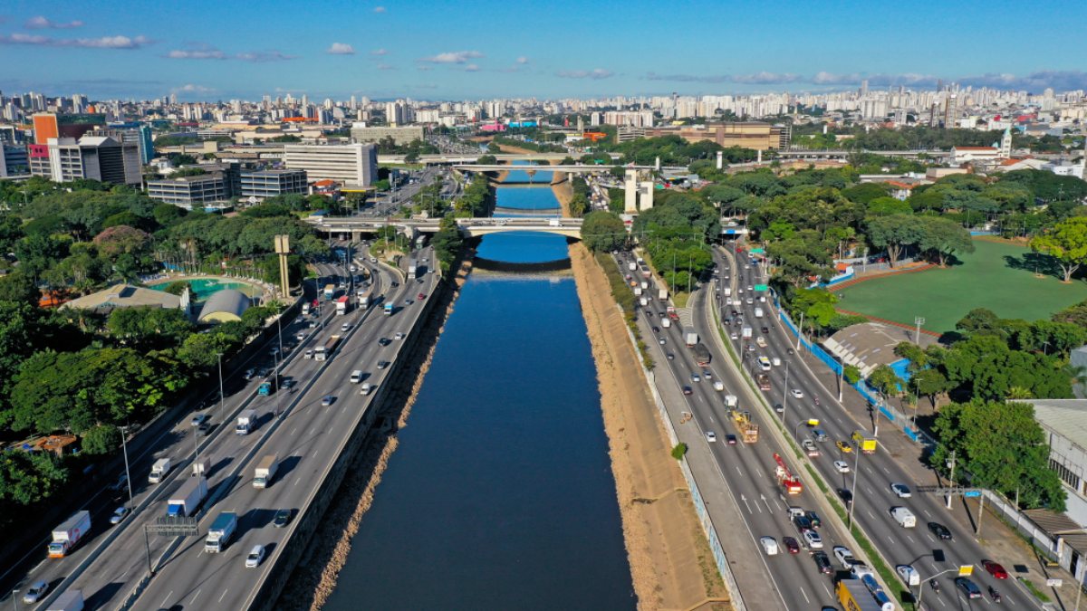 O Rio Tietê é um dos poucos rios brasileiros que seguem uma trajetória incomum. Enquanto a maioria dos rios deságua no mar, ele percorre o estado de São Paulo no sentido oposto, para o interior. Foto: Divulgação/Semil