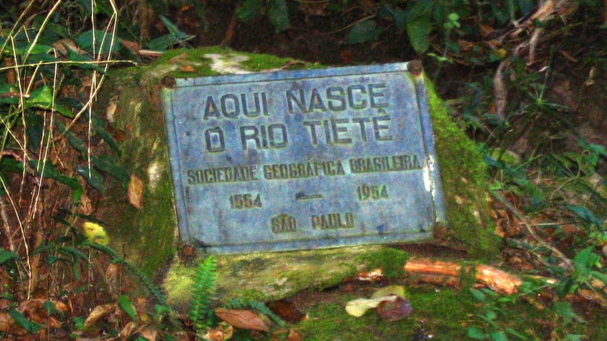 Com uma área de 1,34 milhão de m² de preservação ambiental, o local protege diversas nascentes que formam o Tietê. Foto: Wikimedia Commons