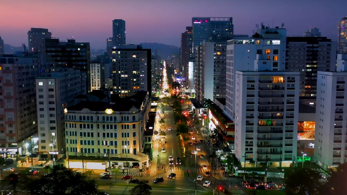O levantamento do site Expatistan coloca Santos no topo do ranking de cidades mais caras. O alto custo de moradia e lazer torna a vida na cidade um desafio financeiro.